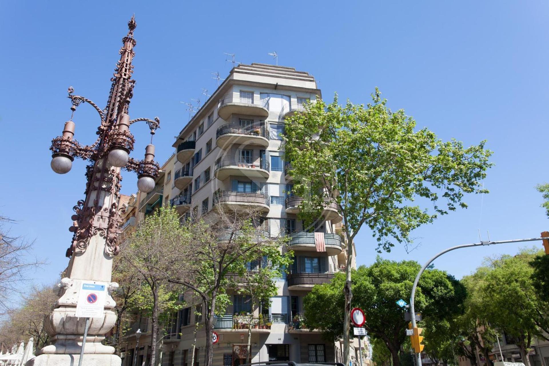Familiar En Avenida Gaudi
